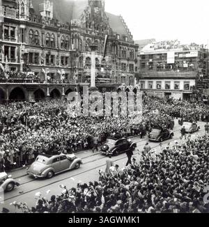 07 juil. 1954 - Munich, Bayern, Allemagne - une foule de fans allemands qui se réjouissent célèbrent la victoire en Coupe du monde. L'équipe nationale allemande parade après avoir remporté la Coupe du monde à la Marienplatz à Munich, le 4 juillet 1954. Le tournoi a été remporté par l'Allemagne de l'Ouest, qui a battu la Hongrie 3-2 en finale, leur donnant leur premier titre. (Crédit image : ¬© Ursula Borchert/Keystone Pressedienst/ZUMA Press) RESTRICTIONS : * Allemagne droits EXCLUS * Banque D'Images