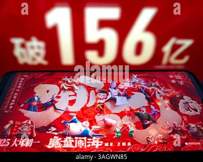 Suqian, Chine. 09th Apr, 2025. Une photo d'illustration montre le film d'animation ne Zha 2, qui gagne 15,6 milliards de yuans chinois dans le monde, à Suqian, dans la province du Jiangsu, en Chine, le 9 avril, 2025. (photo de Costfoto/NurPhoto) crédit : NurPhoto SRL/Alamy Live News Banque D'Images