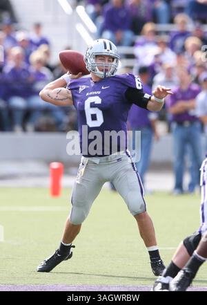 24 octobre 2009 : le quarterback de l'État du Kansas Grant Gregory fait une passe contre les buffles du Colorado au Bill Snyder Family Stadium, Manhattan, Kan. K-State a gagné le match, 20-6. Scott Sewell / CSM (image crédit : © Scott Sewell/Cal Sport Media/ZUMA Press) Banque D'Images