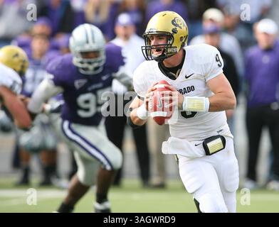 24 octobre 2009 : le quarterback du Colorado Tyler Hansen se bat lors d'une défaite de 20-6 contre le Kansas State au Bill Snyder Family Stadium, Manhattan, Kan. Scott Sewell / CSM. (Crédit image : © Scott Sewell/Cal Sport Media/ZUMA Press) Banque D'Images