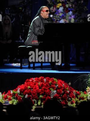 07 juillet 2009 - Los Angeles, Californie, États-Unis - le musicien STEVIE WONDER se produit lors du service commémoratif Jackson au Staples Center. (Crédit image : © POOL/ZUMA Press) Banque D'Images