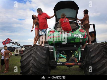 23 mai 2009 - Punta Gorda, Floride, États-Unis - RACHELLE EAVIS, 20 ans, de Bradenton et DAVE RATHEL, 38 ans, de Sarasota (sur le pneu gauche) partagent un rire sur le bug VW de Rathel sur les roues de tracteur Un pneu soufflé au Redneck Yacht Club à Punta Gorda. L'établissement dispose de 800 acres, y compris 3 trous de boue, une piste de boue, drive thru buggy / lavage de VTT, beaucoup de stationnement, toilettes, camping et vendeurs de nourriture, ainsi que la sécurité, et le personnel EMS. (Crédit image : © John Pendygraft/préparé Petersburg Times/ZUMApress.com) Banque D'Images