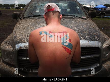 23 mai 2009 - Punta Gorda, Floride, États-Unis - KEITH KNIGHT, 23 ans, de Cape Coral, Floride, montre son tatouage, un drapeau confédéré ou rebelle en forme de Floride sur son dos, devant un camion boueux au Redneck Yacht Club à Punta Gorda. L'établissement dispose de 800 acres, y compris 3 trous de boue, une piste de boue, drive thru buggy / lavage de VTT, beaucoup de stationnement, toilettes, camping et vendeurs de nourriture, ainsi que la sécurité, et le personnel EMS. (Crédit image : © John Pendygraft/préparé Petersburg Times/ZUMApress.com) Banque D'Images