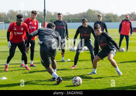 Manchester, Royaume-Uni. 09th Apr, 2025. Manchester United joueurs Manchester United le gardien de but André Onana (24 ans) le milieu de terrain Bruno Fernandes (8 ans) pendant l'entraînement Manchester United FC avant le quart de finale Lyon - Manchester United Europa League, au Carrington Training Centre, Manchester, Angleterre, Royaume-Uni le 9 avril 2025 crédit : Mike Morese/Every second Media crédit : Every second Media/Alamy Live News Banque D'Images