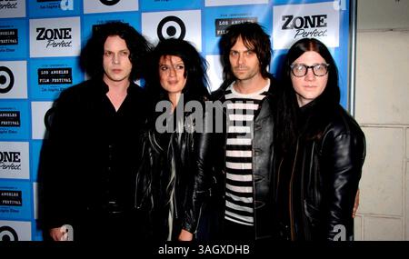 Jack White, Alison Moshart, Dean Fertita et Jack Lawrence lors de la première du nouveau film de Sony Picture Classics IT MIGHT GET LOUD au Mann Festival Theatre, le 19 juin 2009, à Los Angeles. Photo : Michael Germana - Globe photos, Inc. â© 2009Globe photos. K62457MGE (crédit image : © Michael Germana/Globe photos/ZUMAPRESS.com) Banque D'Images