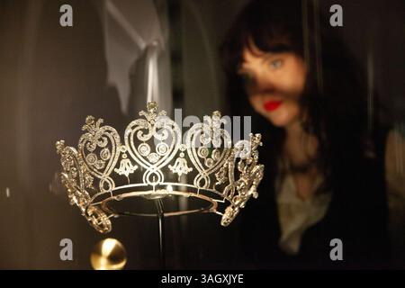 Londres, Royaume-Uni. 9 avril 2025. Le Victoria & Albert Museum accueille une nouvelle exposition de bijoux précieux étonnants réalisés par la maison de Cartier, dont la Manchester Tiara de 1903, réalisée pour Consuelo Montagu, duchesse douairière de Manchester. 'Cartier' se déroule du 12 avril au 16 novembre vam.ac.uk/cartier. Crédit : Anna Watson/Alamy Live News Banque D'Images