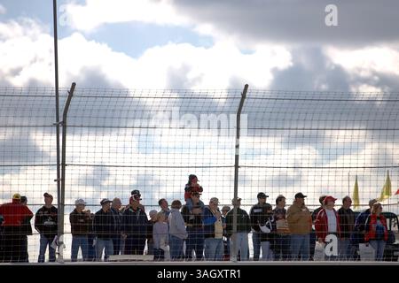 24 octobre 2009 : les fans regardent les qualifications pour le Kroger on Track for the Cure 250 au Memphis Motorsports Park. (Crédit image : © ASP/Cal Sport Media/ZUMA Press) Banque D'Images