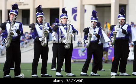 24 octobre 2009 : les membres du Kansas State Pride of Wildcat Land Marching Band jouent à la mi-temps d'un match entre K-State et les Buffaloes du Colorado. K-State a gagné le match, 20-6. Scott Sewell / CSM (image crédit : © Scott Sewell/Cal Sport Media/ZUMA Press) Banque D'Images