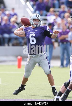 24 octobre 2009 : le quarterback de l'État du Kansas Grant Gregory fait une passe contre les buffles du Colorado au Bill Snyder Family Stadium, Manhattan, Kan. K-State a gagné le match, 20-6. Scott Sewell / CSM (image crédit : © Scott Sewell/Cal Sport Media/ZUMA Press) Banque D'Images