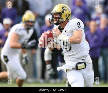 24 octobre 2009 : le quarterback du Colorado Tyler Hansen se bat lors d'une défaite de 20-6 contre le Kansas State au Bill Snyder Family Stadium, Manhattan, Kan. Scott Sewell / CSM (image crédit : © Scott Sewell/Cal Sport Media/ZUMA Press) Banque D'Images