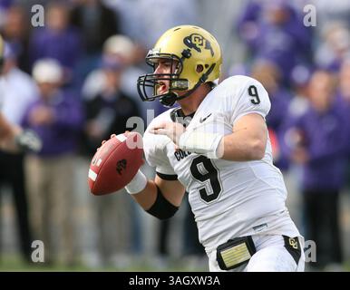 24 octobre 2009 : le quarterback du Colorado Tyler Hansen se bat lors d'une défaite de 20-6 contre le Kansas State au Bill Snyder Family Stadium, Manhattan, Kan. Scott Sewell / CSM (image crédit : © Scott Sewell/Cal Sport Media/ZUMA Press) Banque D'Images