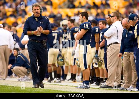 24 octobre 2009 : L'entraîneur-chef des Panthers de Pittsburgh, Dave Wannstedt, monte la touche pendant le match entre les Bulls de l'Université de Floride du Sud et les Panthers de Pittsburgh au Heinz Field à Pittsburgh, en Pennsylvanie. Les Panthers ont battu les Bulls, 41-14.(image crédit : © Chris Szagola/Cal Sport Media/ZUMA Press) Banque D'Images