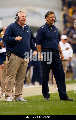 24 octobre 2009 : L'entraîneur-chef des Panthers de Pittsburgh, Dave Wannstedt, et son entraîneur-chef adjoint, Greg Gattuso, regardent pendant le match entre les Bulls de l'Université de Floride du Sud et les Panthers de Pittsburgh au Heinz Field à Pittsburgh, en Pennsylvanie. Les Panthers ont battu les Bulls, 41-14.(image crédit : © Chris Szagola/Cal Sport Media/ZUMA Press) Banque D'Images