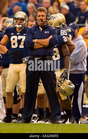 24 octobre 2009 : L'entraîneur-chef des Panthers de Pittsburgh, Dave Wannstedt, regarde pendant le match entre les Bulls de l'Université de Floride du Sud et les Panthers de Pittsburgh au Heinz Field à Pittsburgh, en Pennsylvanie. Les Panthers ont battu les Bulls, 41-14.(image crédit : © Chris Szagola/Cal Sport Media/ZUMA Press) Banque D'Images