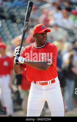 13 juin 2009 : Michael Irvin, ancien membre du Dallas Cowboy Hall of Famer, se met à la batte lors du match de baseball caritatif de la fondation Mike Modano au stade de baseball Dr Pepper à Frisco, Texas. (Crédit image : © Albert Pena/Cal Sport Media/ZUMA Press) Banque D'Images