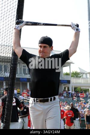 13 juin 2009 : Mark Cuban, propriétaire des Dallas Mavericks, monte à la batte pour le derby home run devant le Reebok Heroes Baseball Game, un match de base-ball caritatif organisé par la Mike Modano Foundation au Pepper Ballpark à Frisco, Texas. (Crédit image : © Albert Pena/Cal Sport Media/ZUMA Press) Banque D'Images