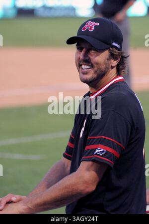 13 juin 2009 : Mike Modano des Stars de Dallas rit avec ses coéquipiers pendant le match de baseball caritatif de collecte de fonds de la Fondation Mike Modano au stade de baseball Dr Pepper à Frisco, Texas. (Crédit image : © Albert Pena/Cal Sport Media/ZUMA Press) Banque D'Images