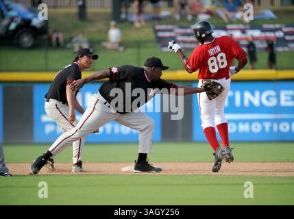 13 juin 2009 : L'ancien Oakland Raider Warren Sapp des Black Sox fait une étiquette sur l'ancien Cowboy de Dallas Micheal Irvin passe deuxième lors du match de baseball caritatif Reebok Heroes Baseball Game par la Mike Modano Foundation au Dr Pepper Ballpark à Frisco, Texas. (Crédit image : © Albert Pena/Cal Sport Media/ZUMA Press) Banque D'Images