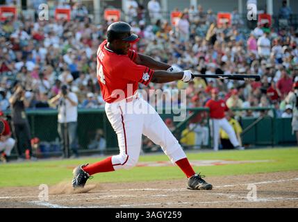 13 juin 2009 : Dallas Cowboy DeMarcus Ware à la batte lors du Reebok Heroes Baseball Game de la fondation Mike Modano au stade de baseball Dr Pepper à Frisco, Texas. (Crédit image : © Albert Pena/Cal Sport Media/ZUMA Press) Banque D'Images