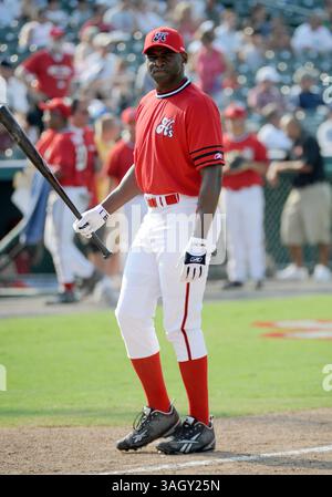 13 juin 2009 : Michael Irvin, ancien membre du Dallas Cowboy Hall of Famer, se met à la batte lors du match de baseball caritatif Reebok Heroes Baseball Game organisé par la Mike Modano Foundation au Dr Pepper Ballpark à Frisco, Texas. (Crédit image : © Albert Pena/Cal Sport Media/ZUMA Press) Banque D'Images
