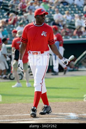 13 juin 2009 : Michael Irvin, ancien membre du Dallas Cowboy Hall of Famer, se met à la batte lors du match de baseball caritatif Reebok Heroes Baseball Game organisé par la Mike Modano Foundation au Dr Pepper Ballpark à Frisco, Texas. (Crédit image : © Albert Pena/Cal Sport Media/ZUMA Press) Banque D'Images