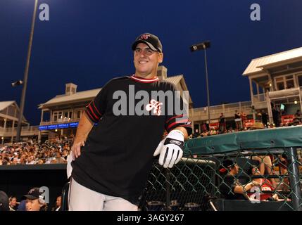 13 juin 2009 : Mark Cuban, propriétaire des Dallas Mavericks, lors du Reebok Heroes Baseball Game, une collecte de fonds de baseball organisée par la Mike Modano Foundation au DocPepper Ballpark à Frisco, Texas. (Crédit image : © Albert Pena/Cal Sport Media/ZUMA Press) Banque D'Images