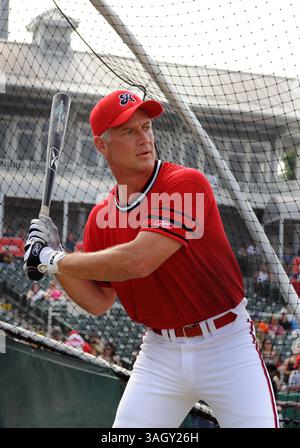 13 juin 2009 : Daryl 'Moose' Johnston, ancien cowboy de Dallas, participe au derby à domicile pendant le match de base-ball caritatif Reebok Heroes Baseball Game par la Fondation Mike Modano au Dr Pepper Ballpark à Frisco, Texas. (Crédit image : © Albert Pena/Cal Sport Media/ZUMA Press) Banque D'Images