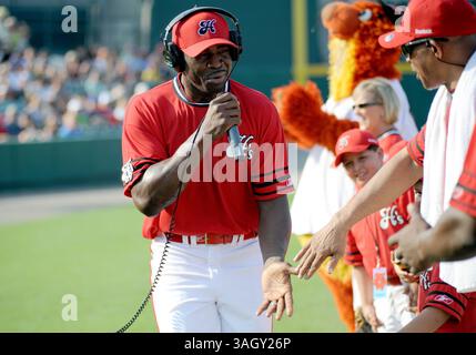 13 juin 2009 : Michael Irvin, ancien membre du Dallas Cowboy Hall of Famer, est à l'antenne avec son émission de radio ESPN alors qu'il est présenté avant le match de base-ball caritatif Reebok Heroes Baseball Game par la Fondation Mike Modano au Dr Pepper Ballpark à Frisco, Texas. (Crédit image : © Albert Pena/Cal Sport Media/ZUMA Press) Banque D'Images