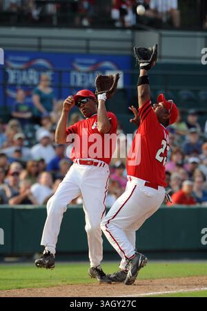 13 juin 2009 : Joe Trahan, personnalité sportive de la WFAA TV, et Drew Pearson, ancien Cowboy de Dallas, se heurtent presque pour tenter d'attraper une mouche pop pendant le match de baseball caritatif de collecte de fonds de Reebok Heroes Baseball Game par la Fondation Mike Modano au Dr Pepper Ballpark à Frisco, Texas. (Crédit image : © Albert Pena/Cal Sport Media/ZUMA Press) Banque D'Images