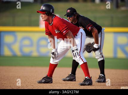 13 juin 2009 : Darryl 'Moose' Johnston, ancien cowboy de Dallas, joue derrière lui pendant le match de baseball caritatif Reebok Heroes Baseball Game organisé par la Mike Modano Foundation au Pepper Ballpark de Frisco, Texas. (Crédit image : © Albert Pena/Cal Sport Media/ZUMA Press) Banque D'Images