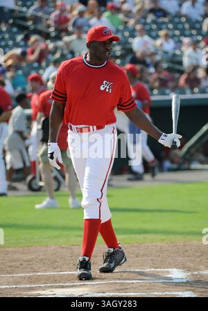 13 juin 2009 : Michael Irvin, ancien membre du Dallas Cowboy Hall of Famer, se met à la batte lors du match de baseball caritatif Reebok Heroes Baseball Game organisé par la Mike Modano Foundation au Dr Pepper Ballpark à Frisco, Texas. (Crédit image : © Albert Pena/Cal Sport Media/ZUMA Press) Banque D'Images