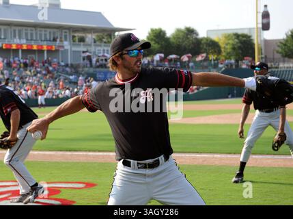13 juin 2009 : Mike Modano des Stars de Dallas se réchauffe avant le match de baseball caritatif Reebok Heroes Baseball Game par la Fondation Mike Modano au stade de baseball Dr Pepper à Frisco, Texas. (Crédit image : © Albert Pena/Cal Sport Media/ZUMA Press) Banque D'Images