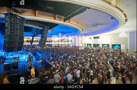 25 octobre 2009 - Hollywood, Californie, États-Unis - la foule se construit à l'intérieur de 'The Hollywood palladium' avant que WEEZER ne se produise. (Crédit image : © Adam Latham/ZUMA Press) Banque D'Images