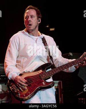 25 oct. 2009 - Hollywood, Californie, États-Unis - SCOTT SHRINER de WEEZER se produit en direct au Hollywood palladium (crédit image : © Adam Latham/ZUMA Press) Banque D'Images