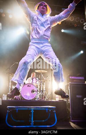 25 octobre 2009 - Hollywood, Californie, États-Unis - WEEZER se produit en direct au Hollywood palladium avec le chanteur RIVERS CUOMO. (Crédit image : © Adam Latham/ZUMA Press) Banque D'Images