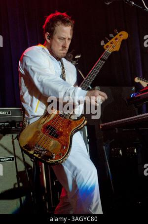 25 oct. 2009 - Hollywood, Californie, États-Unis - SCOTT SHRINER de WEEZER se produit en direct au Hollywood palladium (crédit image : © Adam Latham/ZUMA Press) Banque D'Images