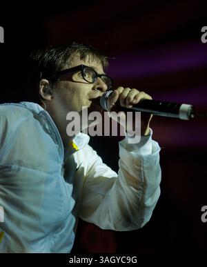 25 octobre 2009 - Hollywood, Californie, États-Unis - WEEZER se produit en direct au Hollywood palladium avec le chanteur RIVERS CUOMO. (Crédit image : © Adam Latham/ZUMA Press) Banque D'Images