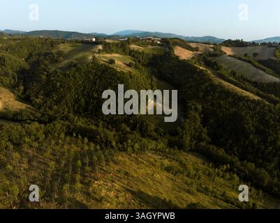 Drone aérien vue sur la campagne italienne idyllique avec Rolling Hills, vignobles, oliveraies et fermes sous un ciel d'été clair Banque D'Images