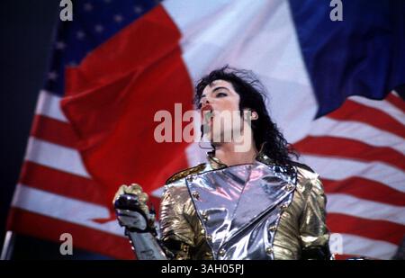 Michael Joseph Jackson (29 août 1958 - 25 juin 2009) 50, artiste américain superstar, artiste de spectacle et homme d'affaires - le 'Roi de la pop'. Fait ses débuts sur la scène musicale professionnelle à 11 ans en tant que membre des Jackson 5. Solo en 1971 - avec cinq albums les disques les plus vendus au monde. Les vidéos MTV de Jacko étaient légendaires. PHOTO : 29 juin 1997. Chanteur MICHAEL JACKSON à Paris/Parc des Princes. Banque D'Images