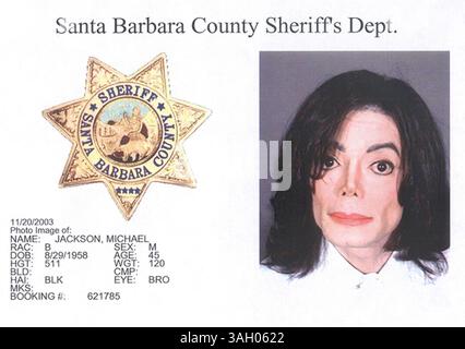 20 novembre 2003 ; Santa Barbara, CA, États-Unis ; coup de feu de la police sur MICHAEL JACKSON pris au département du shérif du comté de Santa Barbara après qu'il ait été arrêté pour agression d'enfants. Après avoir été arrêté Jackson proced pour faire la caution d'un million. Banque D'Images