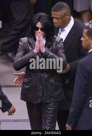 25 juin 2009 - Hollywood, Californie, États-Unis - Michael Joseph Jackson (29 août 1958 - 25 juin 2009) artiste américain superstar, artiste de spectacle et homme d'affaires - le 'Roi de la pop'. Fait ses débuts sur la scène musicale à 11 ans en tant que membre des Jackson 5. Solo en 1971 - avec cinq albums les disques les plus vendus au monde. Les vidéos MTV de Jacko étaient légendaires. 13 Grammy Awards et singles numéro 1 - plus que tout autre artiste masculin et 750 millions d'albums vendus. PHOTO - 30 décembre 2006 - Augusta, Géorgie, États-Unis - le chanteur MICHAEL JACKSON fait des gestes à la foule en arrivant pour les funérailles publiques du chanteur James Bro Banque D'Images