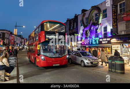 Un Red London bus à Camden London UK Banque D'Images