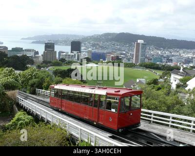 28 oct. 2008 - Wellington, Île du Nord, Nouvelle-Zélande - le célèbre téléphérique rouge de Wellington se déplace de Lambton Quay jusqu'au jardin botanique pour une vue imprenable sur le sommet de la ville. Au-delà de la voiture, vous pouvez voir Kelburn Park, une partie de l'horizon, le port de Lambton et les collines environnantes. Wellington Urban Area est le principal centre de population du sud de l'île du Nord, la troisième zone urbaine la plus peuplée de Nouvelle-Zélande et sa capitale. (Crédit image : © Arnold Drapkin/ZUMA Press) Banque D'Images