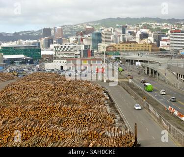 Oct 28, 2008 - Wellington, North Island, Nouvelle-Zélande - des grumes empilées haut sur les quais de Wellington, l'une des principales exportations de la Nouvelle-Zélande, avec le quartier central des affaires en arrière-plan. Située à la pointe sud-ouest de l'île du Nord sur le détroit de Cook, passage qui sépare les îles du Nord et du Sud, la zone urbaine de Wellington est le centre de population principal du sud de l'île du Nord, la troisième zone urbaine la plus peuplée de Nouvelle-Zélande et sa capitale. (Crédit image : © Arnold Drapkin/ZUMA Press) Banque D'Images