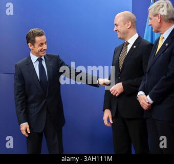Le président français Nicolas Sarkozy est accueilli par le premier ministre suédois Fredrik Reinfeldt (C) et le ministre suédois des Affaires étrangères et ministre suédois des Affaires étrangères Carl Bildt lors de leur arrivée au sommet de l'UE à Bruxelles, en Belgique, les 2009-10-29 les dirigeants européens ouvrent un sommet difficile, face à une divergence est-ouest sur qui devrait payer le plus pour inciter les pays en développement à signer un nouveau pacte mondial sur le changement climatique. â© par Wiktor Dabkowski (crédit image : © Wiktor Dabkowski/ZUMA Press) Banque D'Images