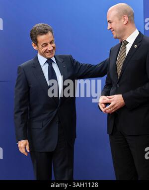 Le président français Nicolas Sarkozy est accueilli par le premier ministre suédois Fredrik Reinfeldt (à droite) lors des arrivées pour un sommet de l'UE à Bruxelles, Belgique, les 2009-10-29, les dirigeants de l'UE ouvrent un sommet difficile, face à un clivage est-ouest sur la question de savoir qui devrait payer le plus pour inciter les pays en développement à signer un nouveau pacte mondial sur le changement climatique. â© par Wiktor Dabkowski (crédit image : © Wiktor Dabkowski/ZUMA Press) Banque D'Images