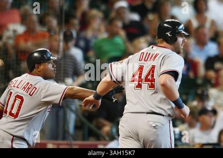 11 juillet 2009 : Adam Dunn, le joueur de gauche des Nationals de Washington, est félicité par son coéquipier Ronnie Belliard après que Dunn ait frappé le troisième coup de circuit des Nationals en sixième manche. Les Nationals de Washington ont battu les Astros de Houston 13-2 au minute Maid Park à Houston, au Texas. Margaret Bowles/CSM (image crédit : © Margaret Bowles/Cal Sport Media/ZUMA Press) Banque D'Images