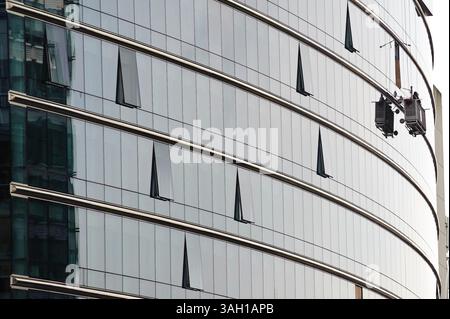 Les ouvriers lavent les vitres du bâtiment Lex du siège du Conseil de l'Union européenne à Bruxelles, Belgique, le 2009-10-27 , prêts à saluer les chefs d'etat. Les premiers ministres et les présidents du sommet élaboreront une position commune sur la conférence sur le climat de Copenhague et examineront également des propositions pour la République tchèque, qui est le seul pays à ne pas avoir ratifié le traité de Lisbonne de l'UE. Le sommet de l'UE aura lieu le 29-30 octobre Â© par Wiktor Dabkowski (crédit image : © Wiktor Dabkowski/ZUMA Press) Banque D'Images
