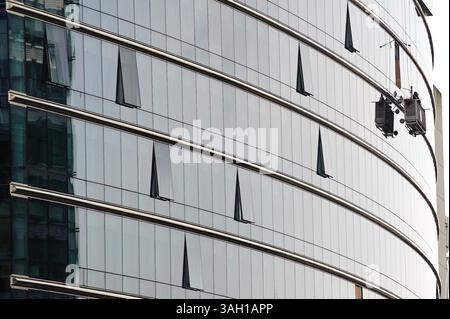 Les ouvriers lavent les vitres du bâtiment Lex du siège du Conseil de l'Union européenne à Bruxelles, Belgique, le 2009-10-27 , prêts à saluer les chefs d'etat. Les premiers ministres et les présidents du sommet élaboreront une position commune sur la conférence sur le climat de Copenhague et examineront également des propositions pour la République tchèque, qui est le seul pays à ne pas avoir ratifié le traité de Lisbonne de l'UE. Le sommet de l'UE aura lieu le 29-30 octobre Â© par Wiktor Dabkowski (crédit image : © Wiktor Dabkowski/ZUMA Press) Banque D'Images