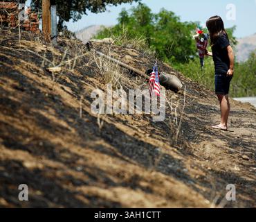 Jenn Ireland / The Californian. Kaityln Diffenbaugh apporte des fleurs sur le site juste à côté de Old Town Road et Glenoak place à Tehachapi où l'avion transportant le pilote David Zweigle et un passager non identifié se sont écrasés samedi après-midi tuant tous les deux. Le père de Kaitlyn, l'inspecteur des incendies du comté de Kern Tony Diffenbaugh, dont le bureau au travail est situé juste en bas du couloir de l'assistant du directeur municipal Zweigle, a déclaré qu'il était toujours amical, terre à terre et facile de parler. C'était juste un gentil gars. (Crédit image : © The Bakersfield Californian/ZUMA Press) Banque D'Images